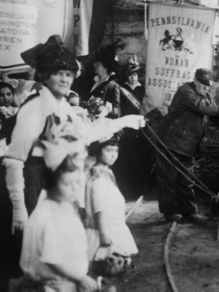 “PENNSYLVANIA WOMAN SUFFRAGE ASSOCIATION” banner at the Meneely Bell Foundry’s Casting the Suffrage Liberty Bell at Troy LCCN2014698748 (cropped)
