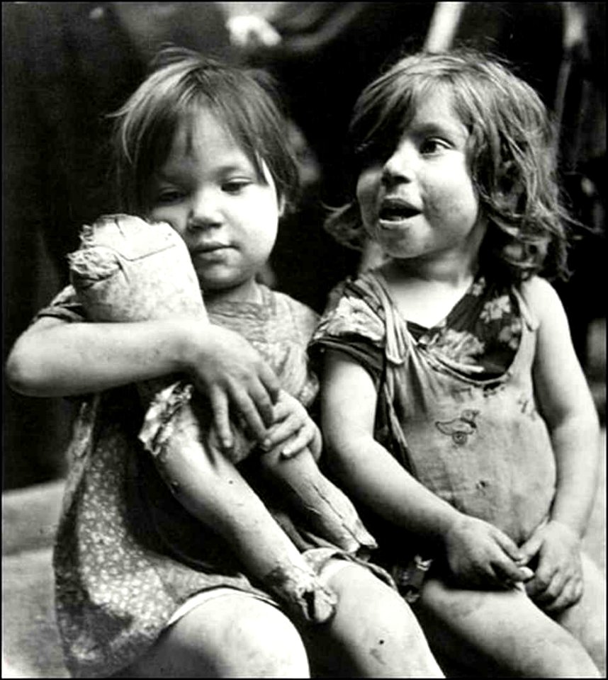 “Children In Naples, Italy”. Little girls. Photographed by Lieutenant Wayne Miller, July 1944. U.S. Navy Photograph, now in the collections of the National Archives