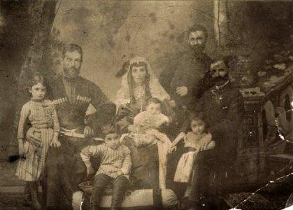 ივანე როსტომაშვილი ოჯახთან ერთად. ალექსანდრე როინაშვილი