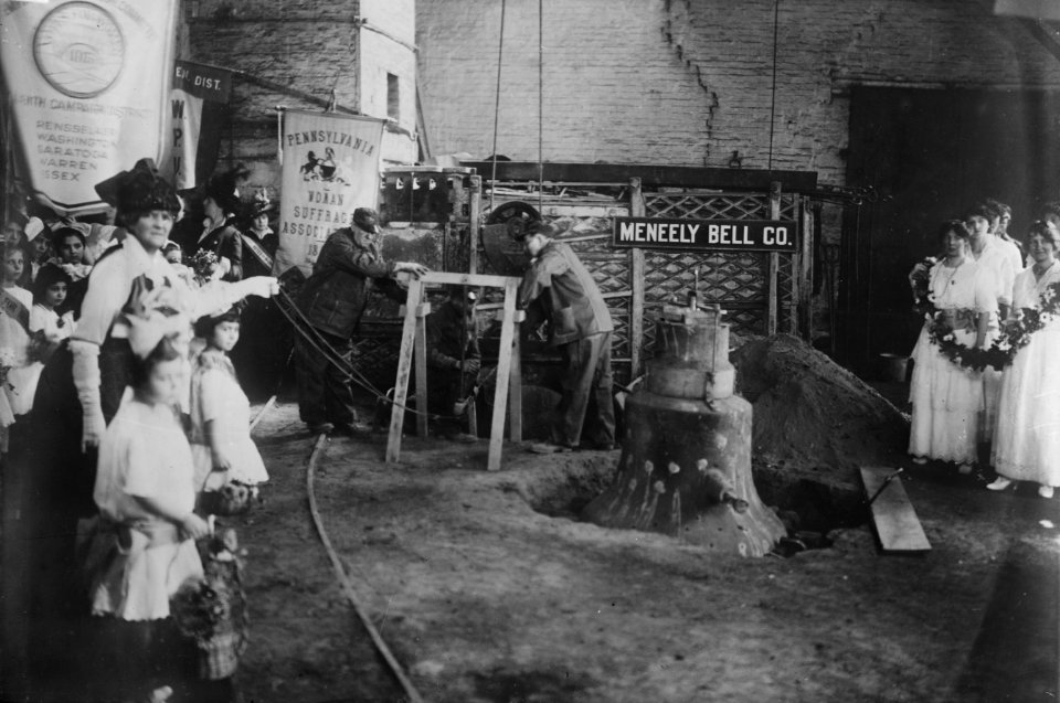 “MENEELY BELL CO.” 1915 Casting of the Suffrage Liberty Bell at Troy LCCN2014698748 (cropped)