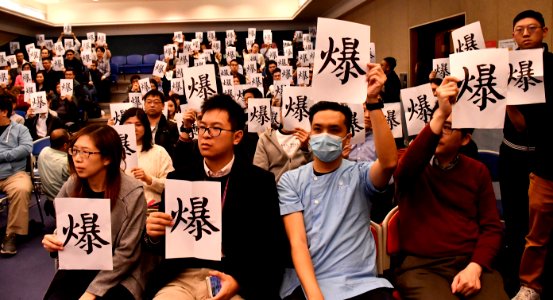 不在沉默中谷爆 1