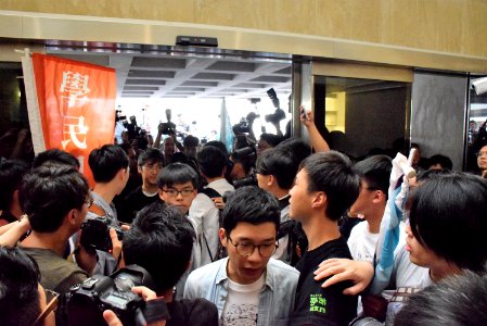 三名香港傘運學生領袖 被改判即時入獄6至8月 02
