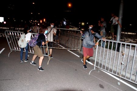 反《逃犯條例》修法大遊行後防暴警察和學生激烈對峙 02