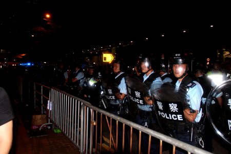 反《逃犯條例》修法大遊行後防暴警察和學生激烈對峙 01