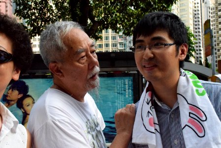 前學聯秘書長、社區公民約章倡議人之一周永康在街站與遊行人士交流