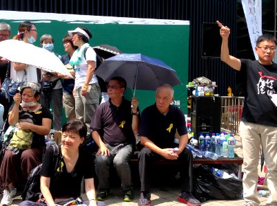 數千香港市民雲集政府總部聲援被困公民廣場學生 (13)