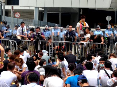 數千香港市民雲集政府總部聲援被困公民廣場學生 (12)