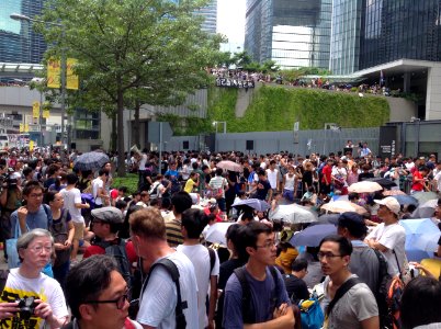 數千香港市民雲集政府總部聲援被困公民廣場學生 (1)