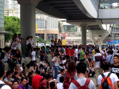 數千香港市民雲集政府總部聲援被困公民廣場學生 (15)