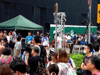 數千香港市民雲集政府總部聲援被困公民廣場學生 (11)