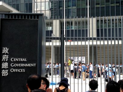 數千香港市民雲集政府總部聲援被困公民廣場學生 (6)