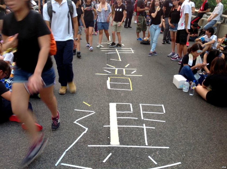數萬香港人連續兩天示威聲援佔中 (13)