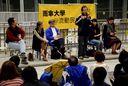 有團體在立法會示威區舉辦「毋忘初衷- 雨傘運動與香港政治困局的回顧與前瞻論壇」
