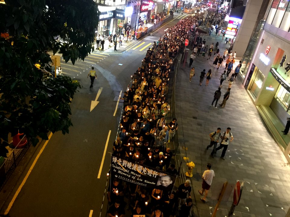 港人燭光遊行至中聯辦悼念劉曉波 14