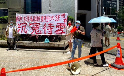 白衣人支持者在法庭外拉起大型横额，抗议首宗7-21白衣人暴动案法官判刑不公
