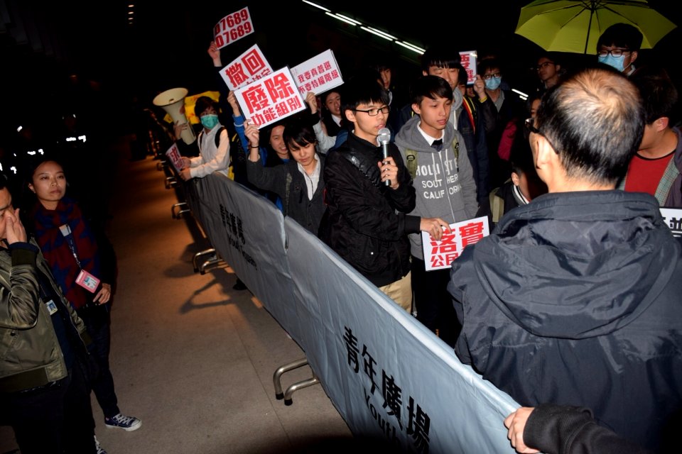 示威者高舉「落實公民提名」、「撤回人大8-31決定」等標語