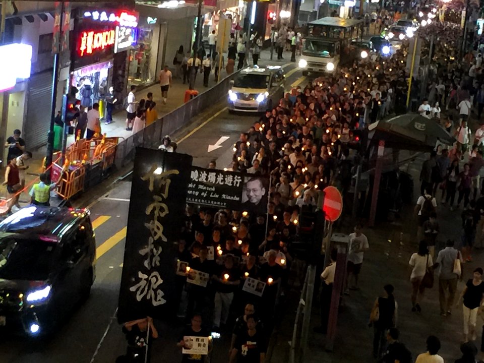 港人燭光遊行至中聯辦悼念劉曉波 15