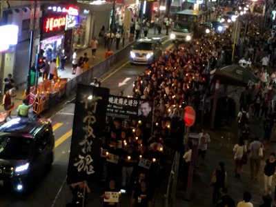 港人燭光遊行至中聯辦悼念劉曉波 15