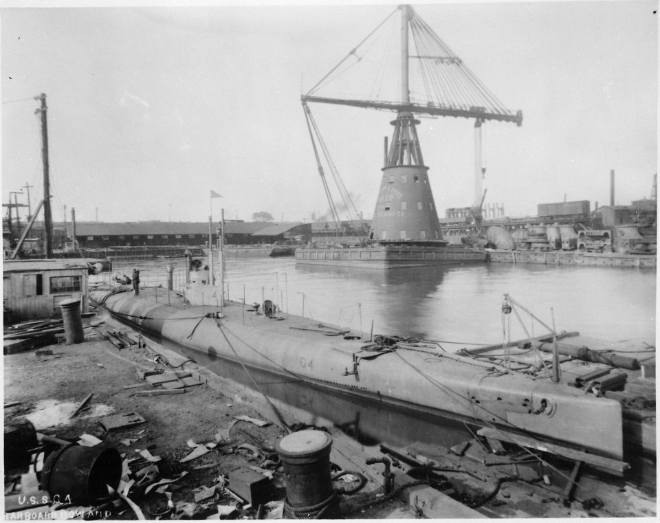 Thrasher (SS26), renamed G4. Starboard bow, at dock, 10-02-1912 - NARA - 512928