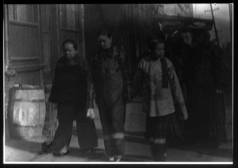 Three women on Kearney Street, Chinatown, San Francisco LOC agc.7a55029