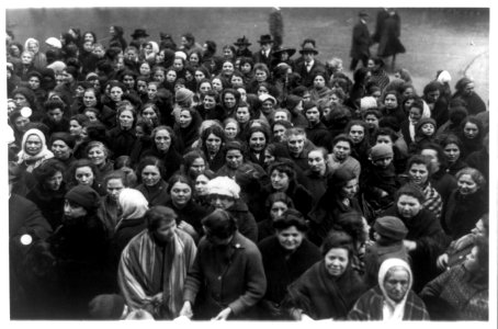 Throng of women charge on New York city hall to demand bread LCCN89706999