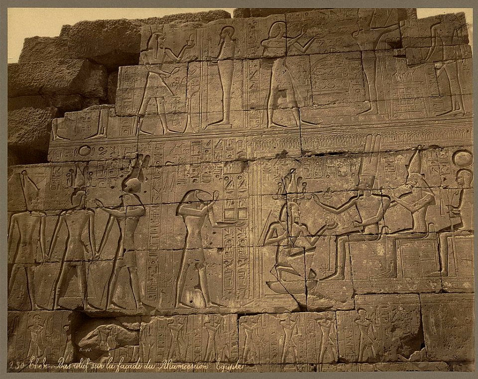 Thébes. Bas-relief sur la façade du Rhamessèion. Egypte - Bonfils. LCCN2004667882