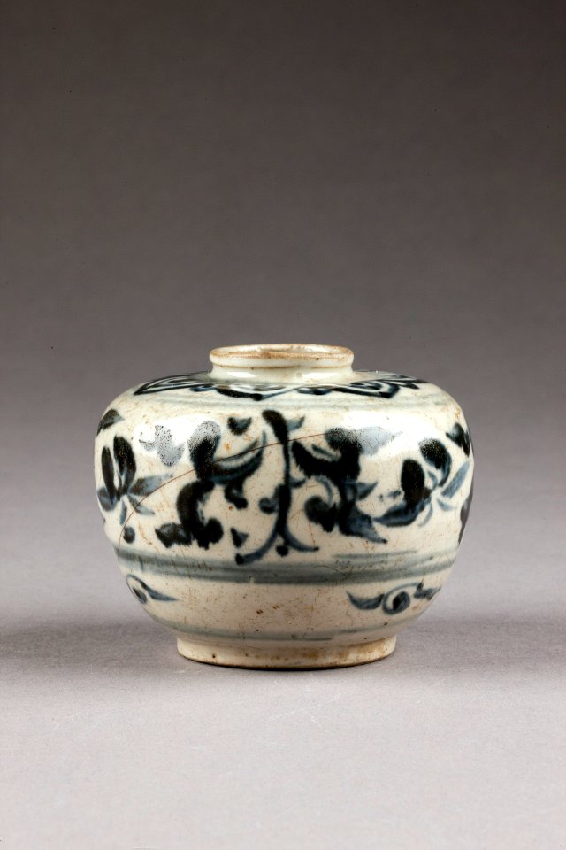 Tidig Ming (1368-1644) kruka gjord av stengodsartat porslin i Kina - Hallwylska museet - 95908