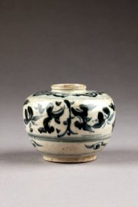 Tidig Ming (1368-1644) kruka gjord av stengodsartat porslin i Kina - Hallwylska museet - 95908