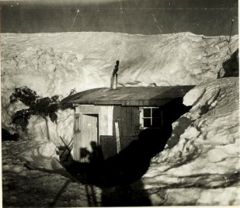 Tief verschneite Unterkunftshütte, Radiostation des 6.I.T.D-Kommandos (BildID 15419058)
