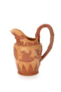 Tillbringarei Wedgewood-stil av lergods med handtag och relief med vinlöv, druvklasar och vinguden - Skoklosters slott - 93349
