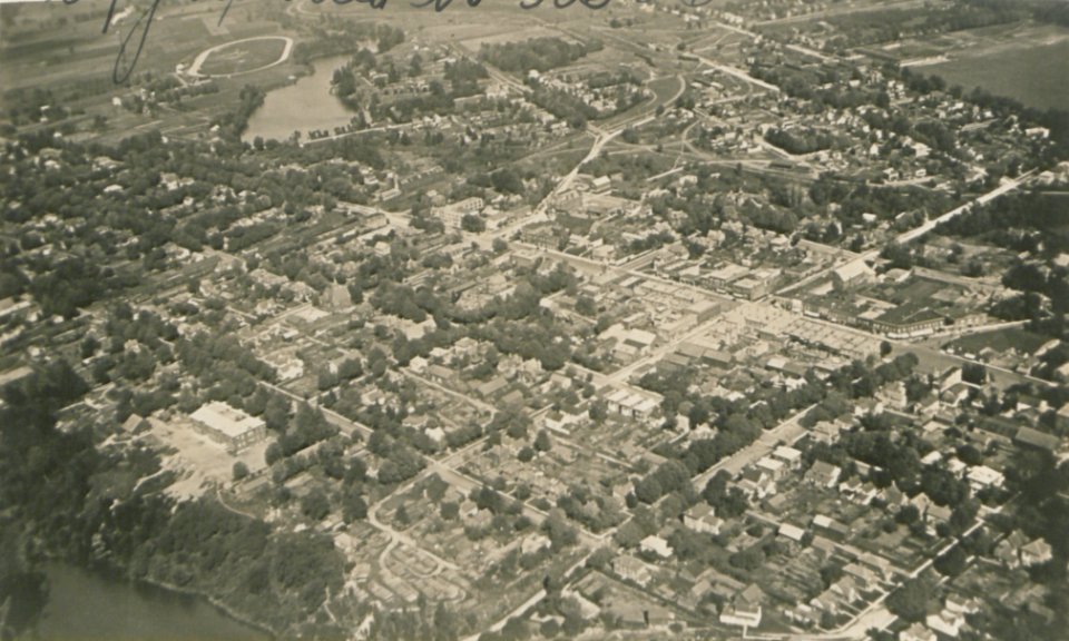 Tillsonburg Ontario from the Air (HS85-10-36506)