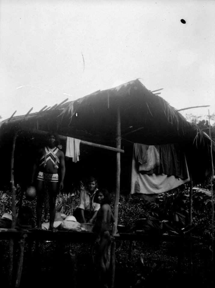 Tillfällig hydda. Vita kvinnan är Olga Nordenskiöld. Erh, Från Erland Nordenskiöld 1928. Chocó - SMVK - 003996