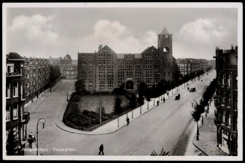 Timorplein met links de Timorstraat en rechts de Borneostraat. Uitgave J. Sleding, Amsterdam, Afb PRKBB00387000002