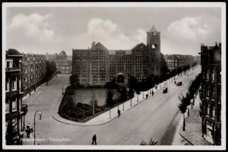 Timorplein met links de Timorstraat en rechts de Borneostraat. Uitgave J. Sleding, Amsterdam, Afb PRKBB00387000002