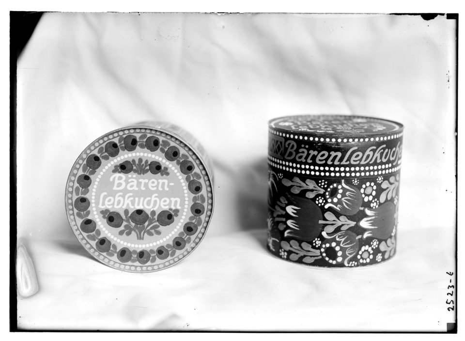 Tins of lebkuchen (cookies), probably manufactured by German company Baren-Schmidt LCCN2014691818