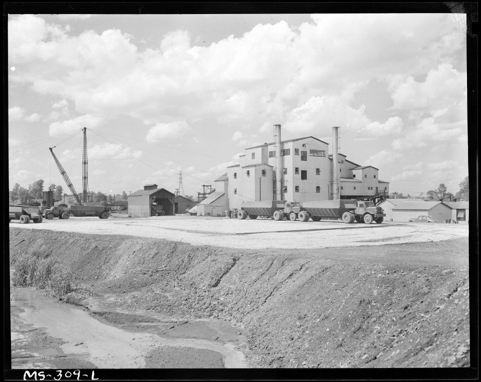 Tipple and offices of strip mine. Ayrshire Colliers Company, Chinook Mine, Stauton, Clay County, Indiana. - NARA - 540352