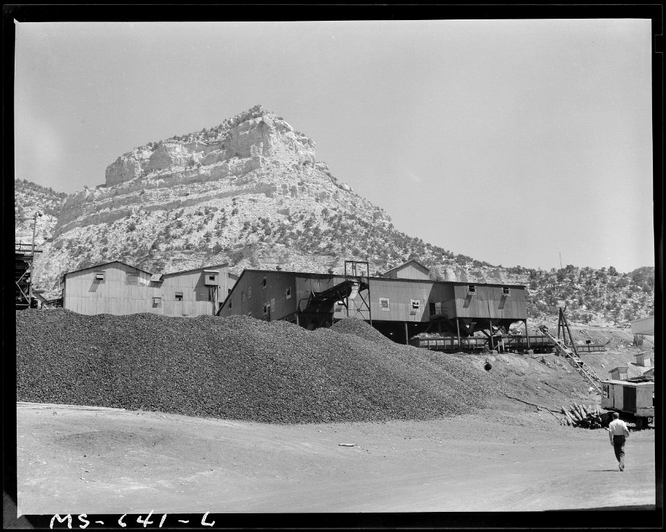 Tipple of the mine and surrounding country. Independent Coal & Coke Company, Kenilworth Mine, Kenilworth, Carbon... - NARA - 540545