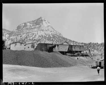 Tipple of the mine and surrounding country. Independent Coal & Coke Company, Kenilworth Mine, Kenilworth, Carbon... - NARA - 540545