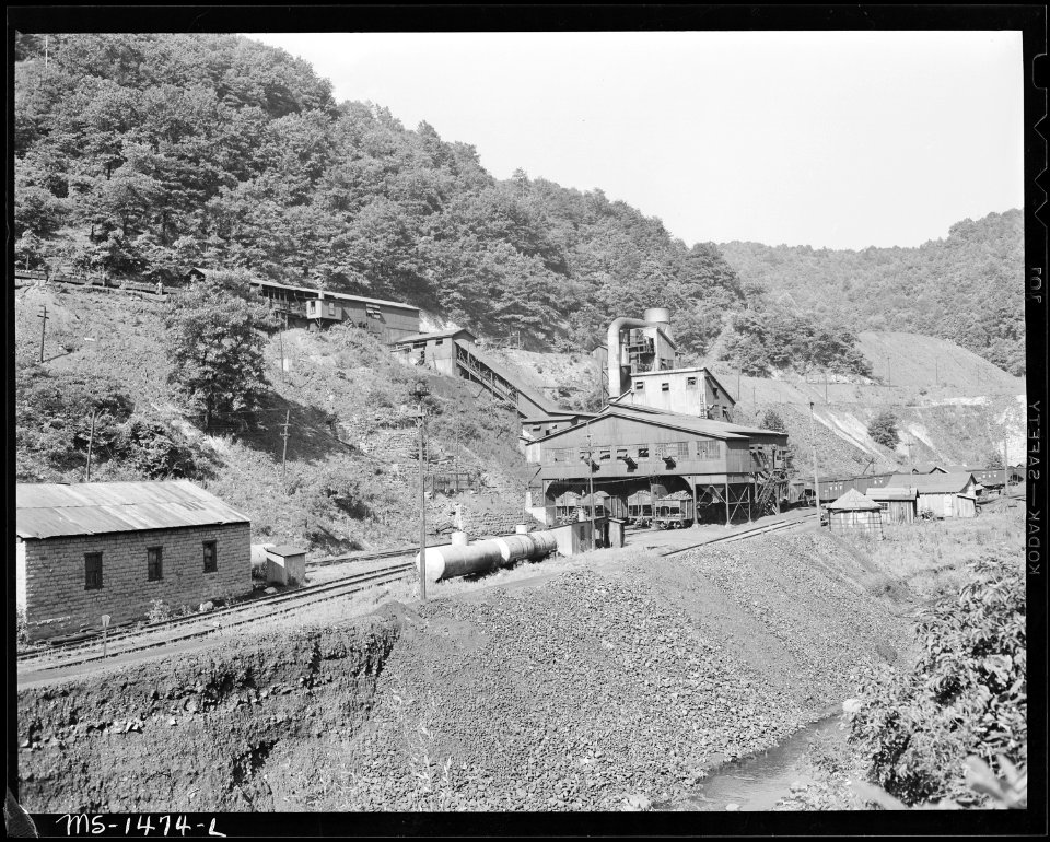 Tipple. This mine produces 1000 tons daily. Gilliam Coal and Coke Company, Gilliam Mine, Gilliam, McDowell County... - NARA - 540808