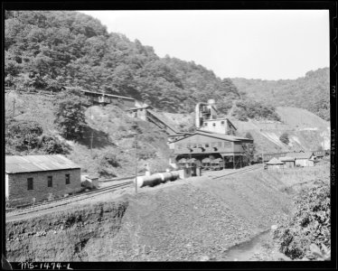 Tipple. This mine produces 1000 tons daily. Gilliam Coal and Coke Company, Gilliam Mine, Gilliam, McDowell County... - NARA - 540808