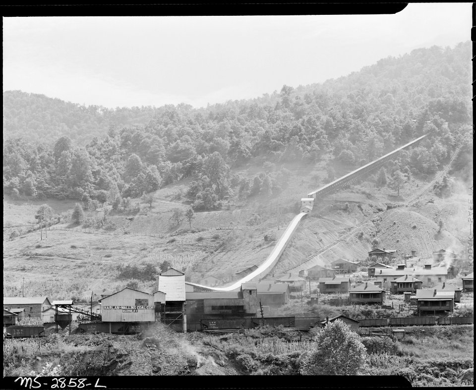 Tipple, head house and conveyor. Harlan-Wallin Coal Corporation, Marne ^1 Mine, Verda, Harlan County, Kentucky. - NARA - 541387