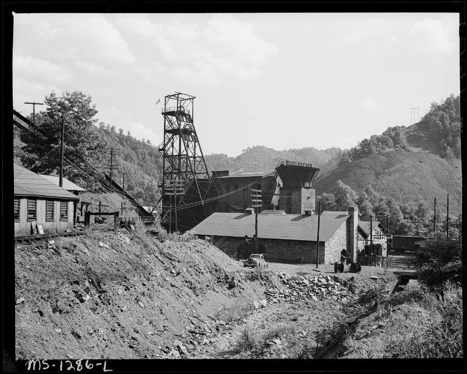 Tipple. New River Pocahontas Corporation, Cabels Mine, McDowell County, West Virginia. - NARA - 540767