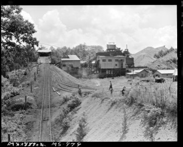 Tipple and slag beaks at the mine. Consolidated Coal Company, Bankhead Mine, Bankhead, Walker County, Alabama. - NARA - 540638