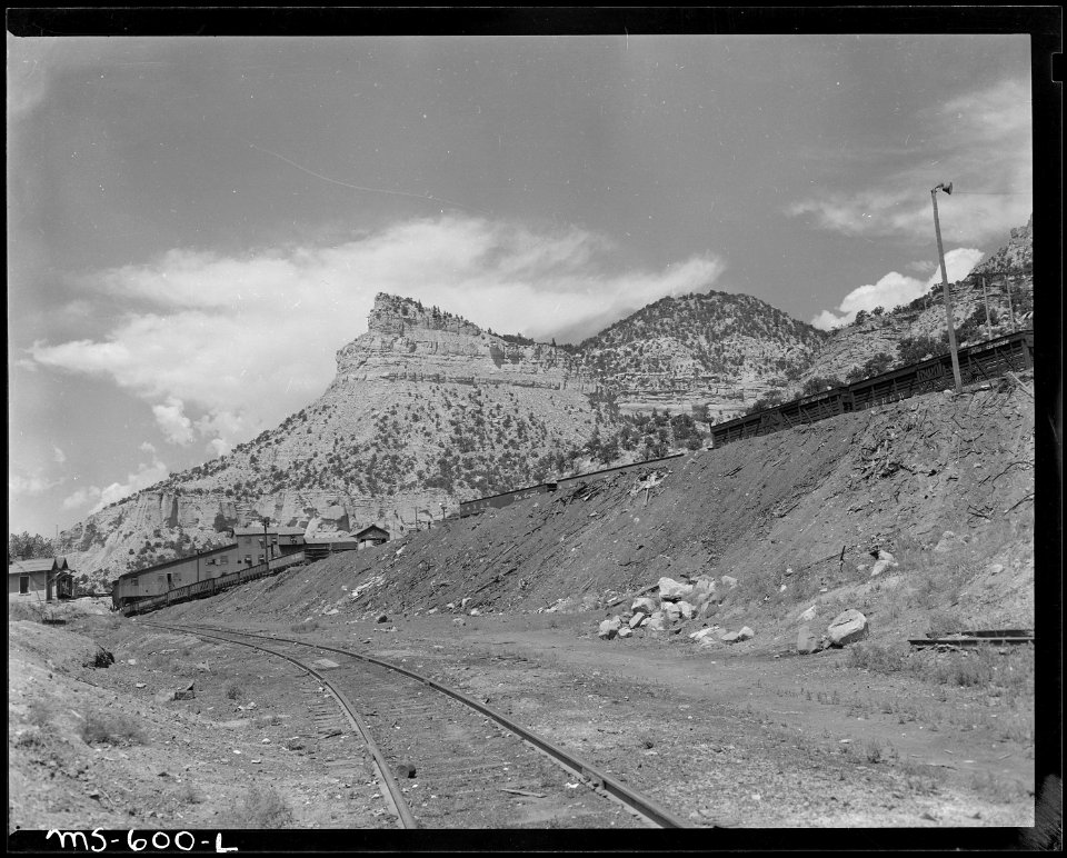 Tipple of mine, railroad yards, and surrounding country. Independent Coal & Coke Company, Kenilworth Mine... - NARA - 540515