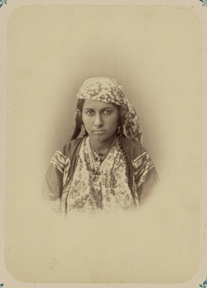 Tipy narodnostei turkestanskago kraia. Evreiki- Sipara. LCCN2007682872