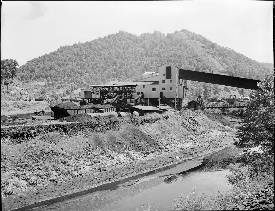 Tipple. Pond Creek Pocahontas Coal Company, Raysal, McDowell County, West Virginia. - NARA - 541016