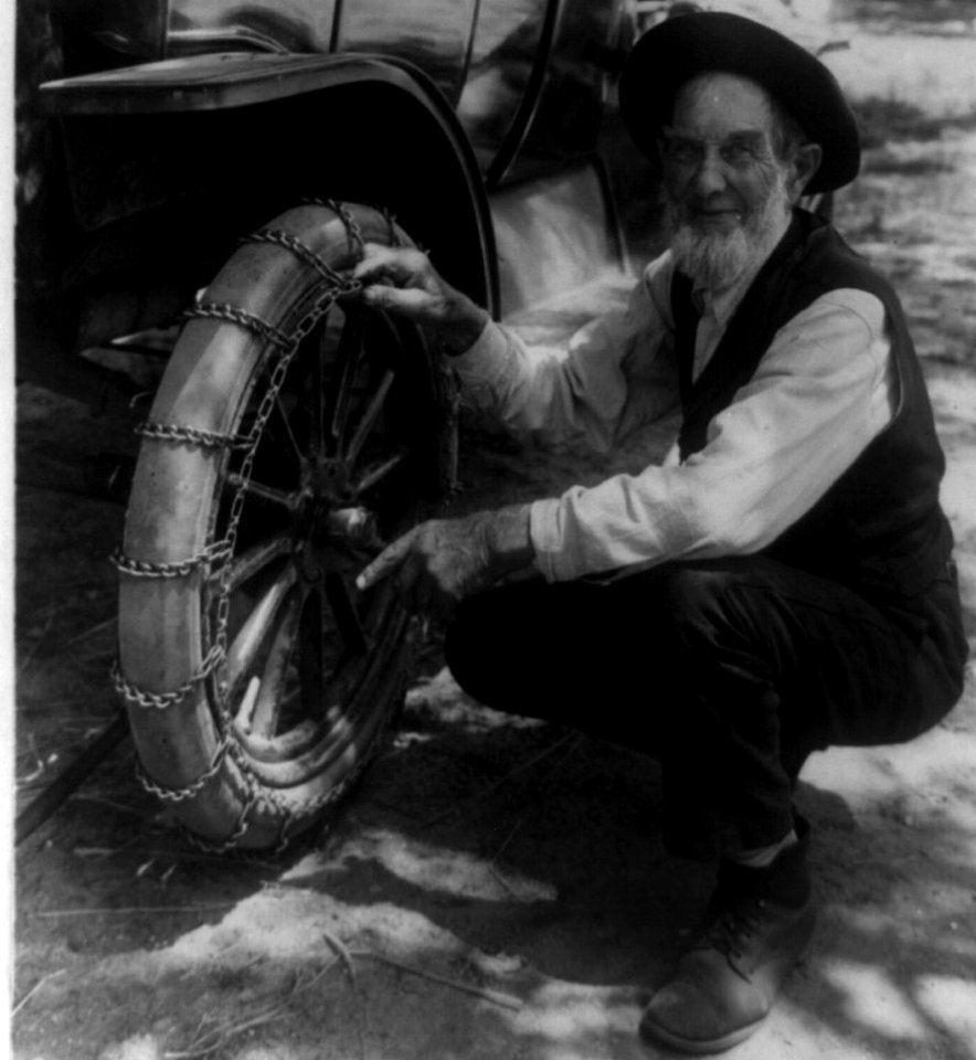 Tire chains in 1913 detail, Safety no. 1389 LCCN96525284 (cropped)