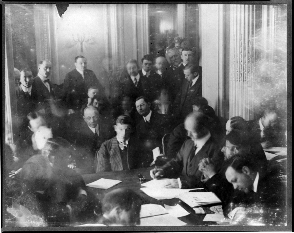 TITANIC disaster. Senate Investigating Committee questioning individuals at the Waldorf Astoria LCCN2002721385