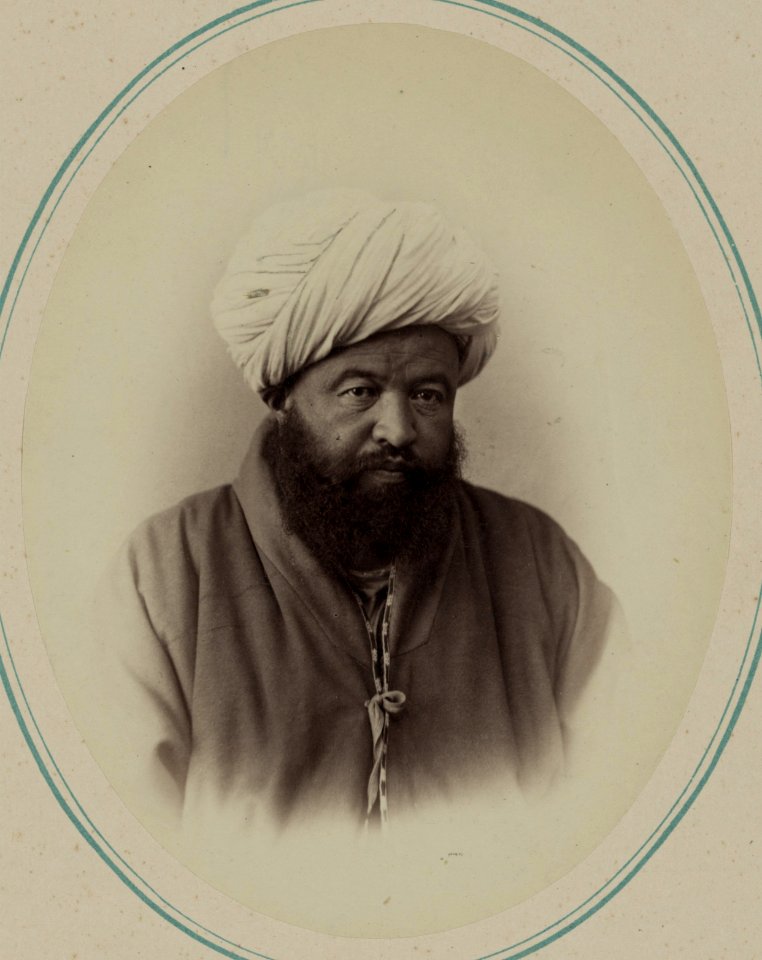 Tipy narodnostei turkestanskago kraia. Uzbeki. aba-bii byvshii shakhrisiabzskii bek v g. Shakhrie LCCN2002709914