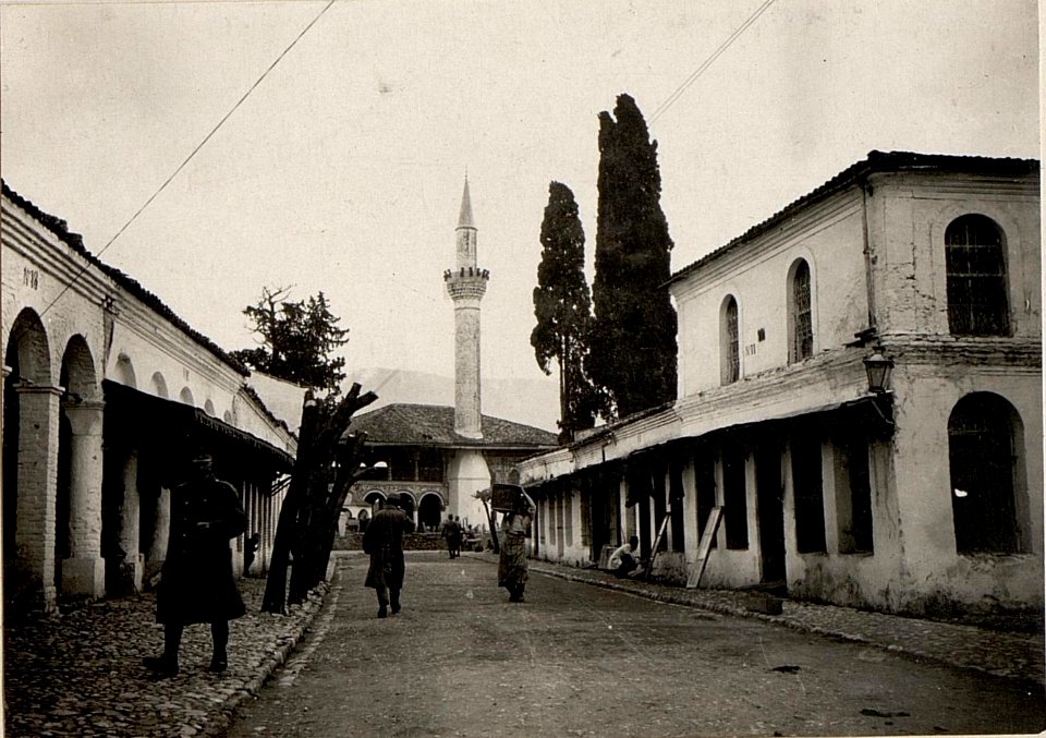 Tirana, Hauptstrasse mit Blick auf die Hauptmoschee. (BildID 15531709)